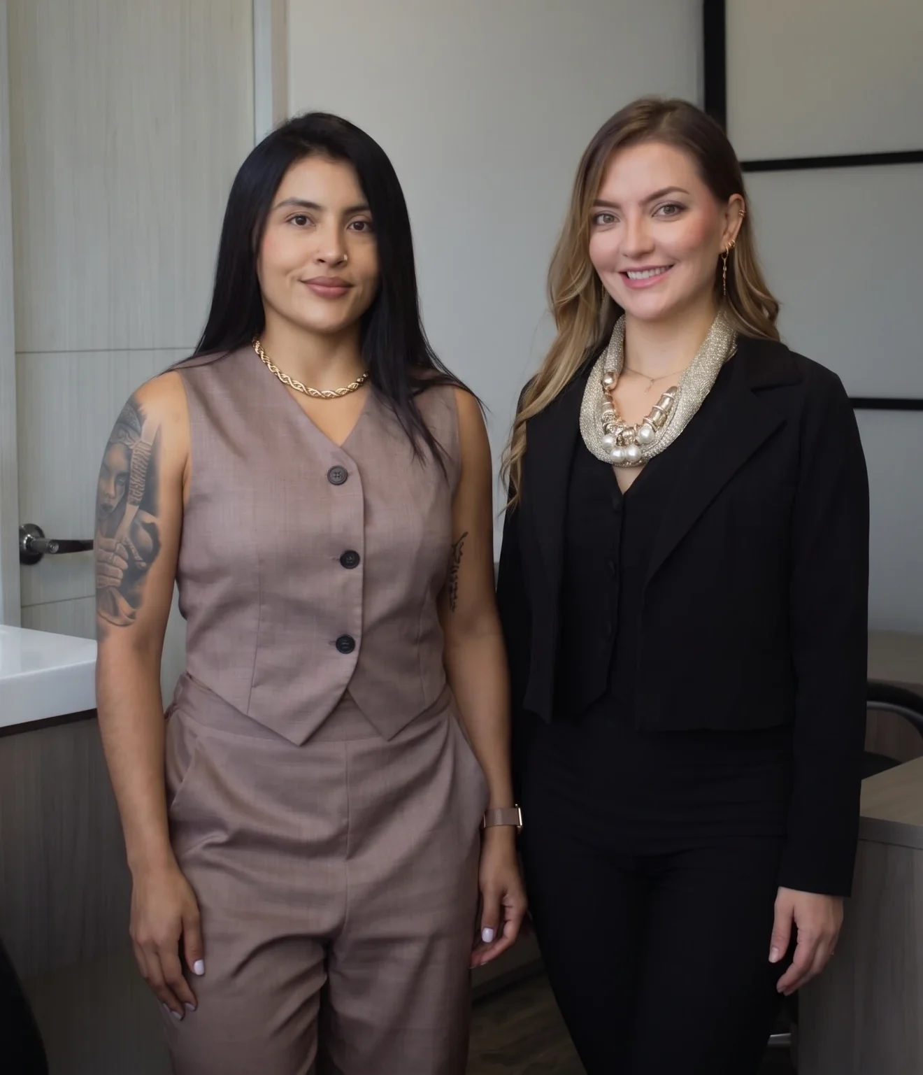 La Dra. Juliana Álvarez y la Dra. Valentina Zuñiga en el consultorio de SOMAÉ, en El Poblado, Medellín
